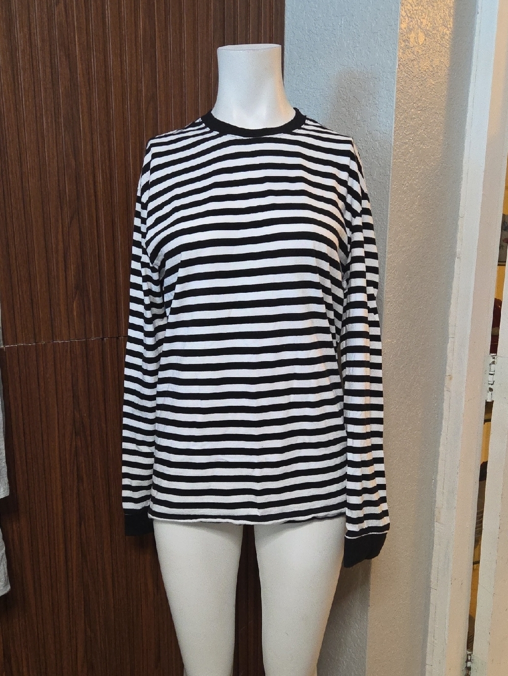 H&M Divided Black and White Striped Tee Small Sz [1168] Unisex.